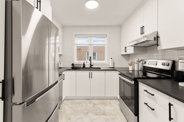 Fridge, microwave, oven, stovetop