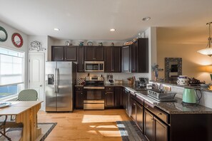 Coffee/tea maker, fridge, microwave, oven - Rehoboth Beach Townhouse Pool Gym Parking Easy Walk to Downtown! (Rehoboth Beach)