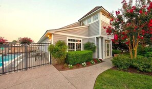 Exterior - Rehoboth Beach Townhouse Pool Gym Parking Easy Walk to Downtown! (Rehoboth Beach)