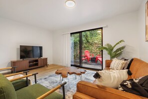 Smart TV - The Firepit Townhome (Lynnwood)
