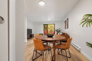 Dining - The Firepit Townhome (Lynnwood)