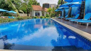 Una piscina al aire libre