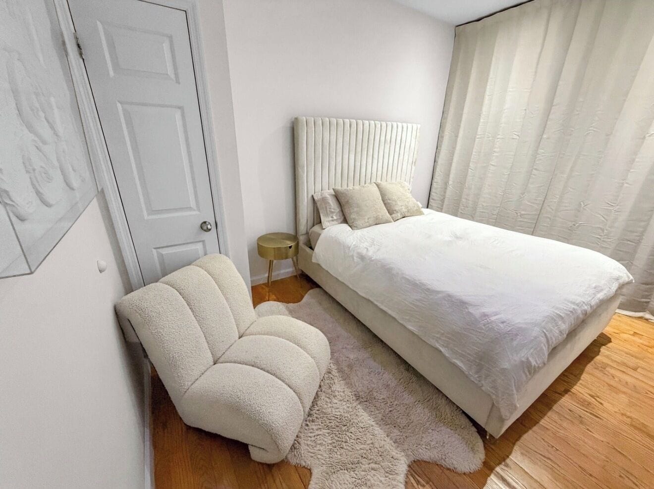 4 bedrooms, iron/ironing board, internet, bed sheets