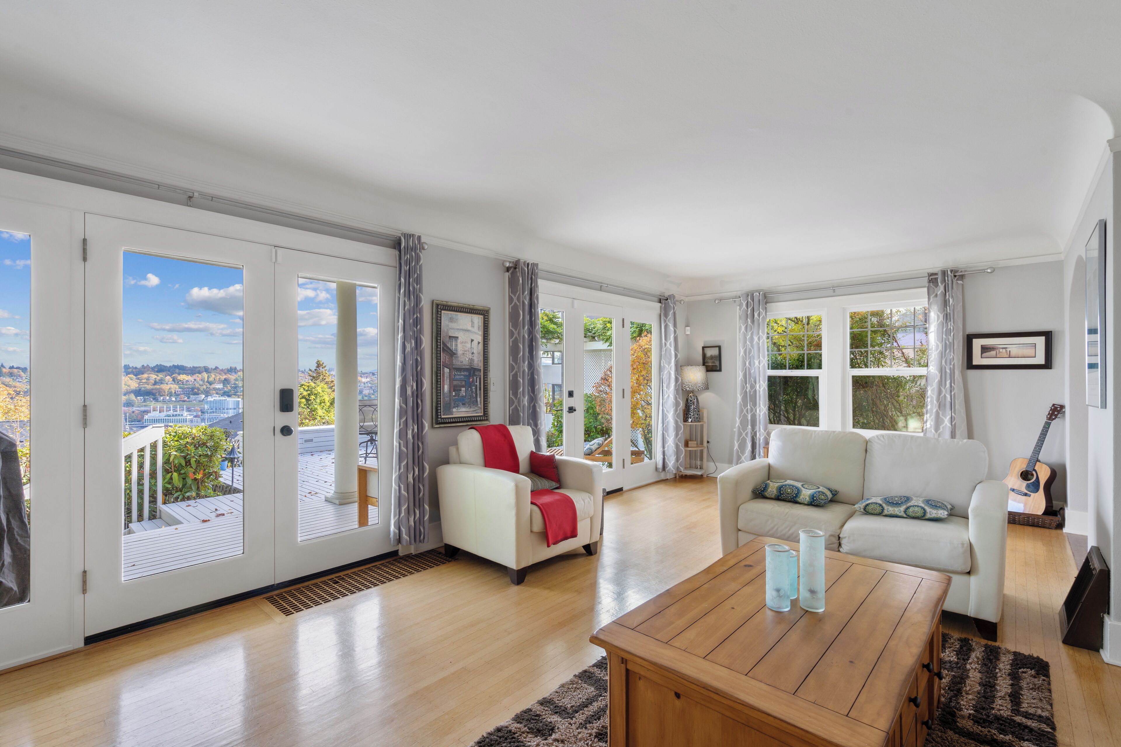 Televisor intel·ligent, llar de foc, llibres i pantalles d'ordinador 