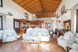 TV, books - Sea views, sunshine, and serenity in Lakithra (Lakithra)
