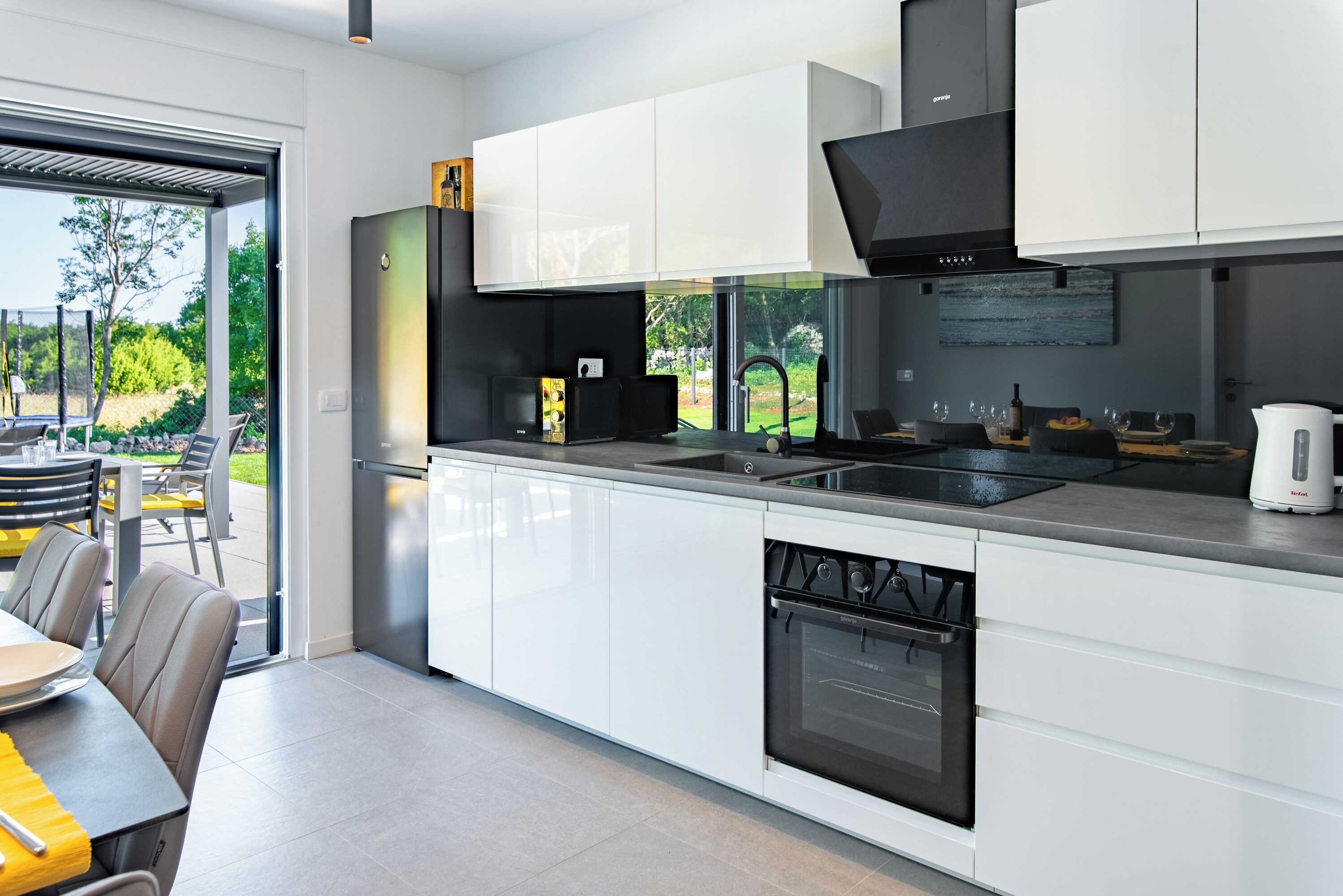 Kühlschrank, Mikrowelle, Ofen, Herdplatte