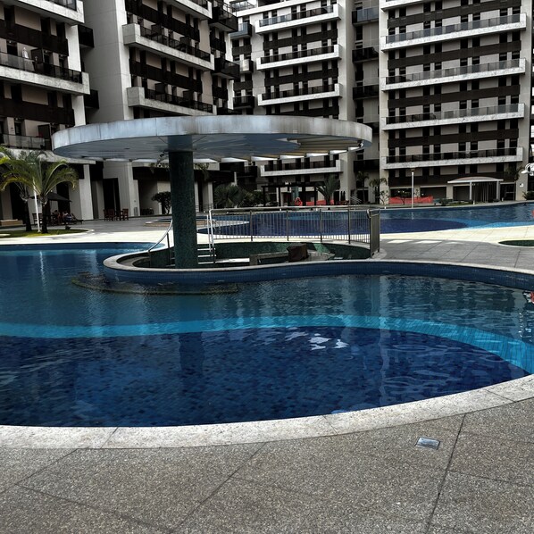 2 من حمّامات السباحة المغطاة