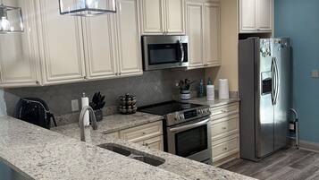 Microondas, horno, parrilla de estufa y lavavajillas