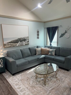 Smart TV, fireplace - 3-bedroom house in Longs with AC/heat pet friendly and peaceful neighborhood. (Longs)