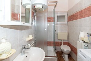 Dusche, kostenlose Toilettenartikel, Haartrockner, Handtücher
