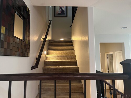 Perfect Phoenix base gated 3BR walk to dining and shopping community pool