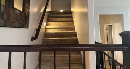 Perfect Phoenix base gated 3BR walk to dining and shopping community pool