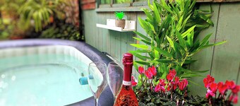 🍾 Hot Tub • Steam Spa • Pizza Oven • Roll-Top Bath • Netflix • Pets OK • Durham