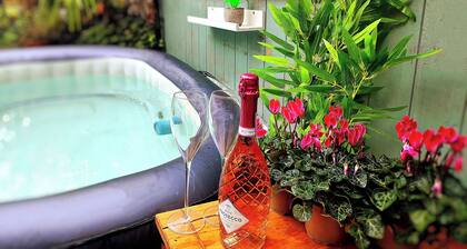 🍾 Hot Tub • Steam Spa • Pizza Oven • Roll-Top Bath • Netflix • Pets OK • Durham