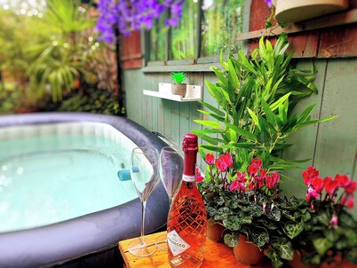🌿 Bee and Bath Hot Tub Hideaway Durham ~Steam Spa~Roll Top Bath~Pets~Diggerland