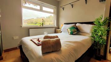 3 bedrooms, in-room safe, desk, iron/ironing board