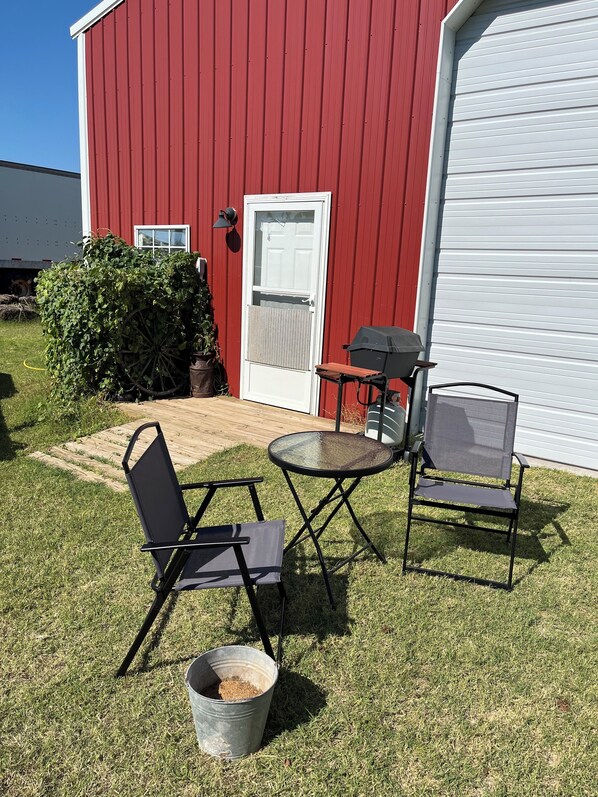 Outdoor dining - Enjoy peaceful prairie sunsets in rustic lodging in No Mans Land. (Laverne)