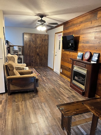 Smart TV, fireplace. Enjoy peaceful prairie sunsets in rustic lodging in No Mans Land.