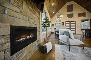 Interior - Luxury Cabin w/ Putting Green, Hot Tub & Firepit (Broken Bow)