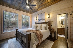 3 bedrooms, free WiFi, bed sheets - Luxury Cabin w/ Putting Green, Hot Tub & Firepit (Broken Bow)