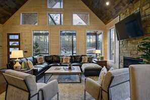 Smart TV, fireplace - Luxury Cabin w/ Putting Green, Hot Tub & Firepit (Broken Bow)