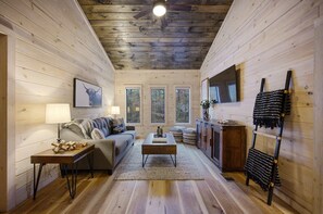 Smart TV, fireplace - Luxury Cabin w/ Putting Green, Hot Tub & Firepit (Broken Bow)