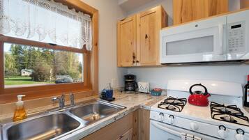 Een koelkast, een magnetron, een oven, een kookplaat