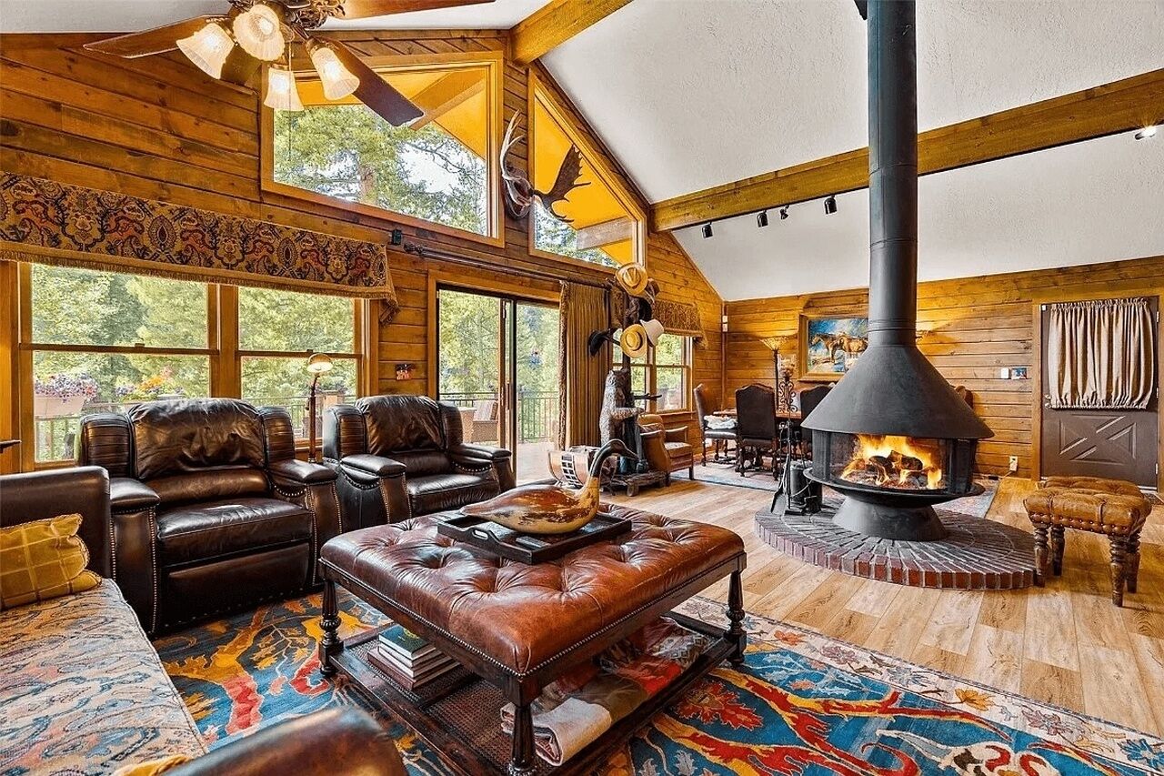 TV connectée, cheminée, table de tennis de table