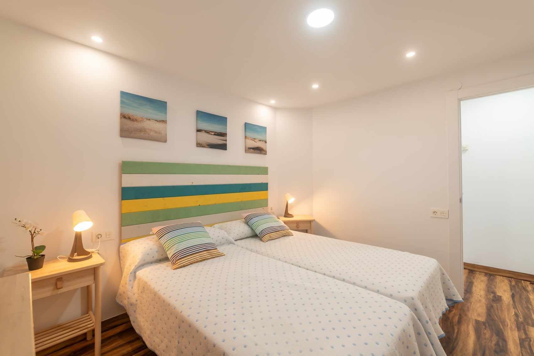 1 slaapkamer, een bureau, een strijkplank/strijkijzer, reisbedje