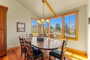 Dining - Ravenswood- Lake views- downtown greystone with air conditioning (McCall)