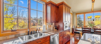 Ravenswood- Lake views- downtown greystone with air conditioning