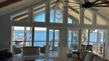 Smart TV, caminetto, lettore DVD