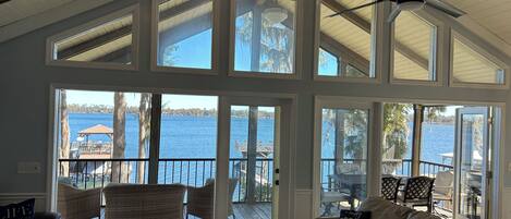 Smart-tv, eldstad och dvd-spelare