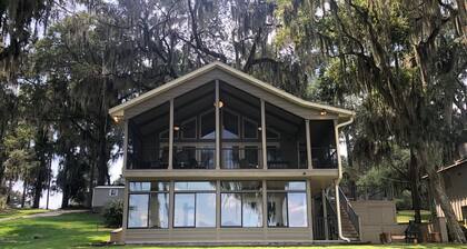 Lakefront Retreat: 3 bedroom Home on Cherry Lake in Charming Madison