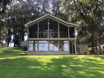 Lakefront Retreat: 3 bedroom Home on Cherry Lake in Charming Madison