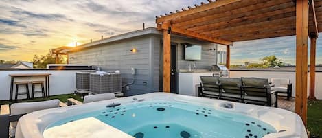 Outdoor spa tub