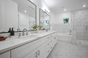 Douche, sèche-cheveux, serviettes fournies, savon