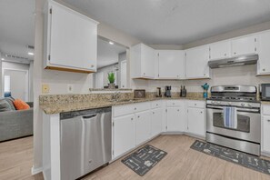 Fridge, stovetop, dishwasher, coffee/tea maker - Cozy Retreat Round Rock|Near Dell|Kalahari|Family (Round Rock)