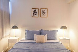 Tabla de planchar con plancha, internet y ropa de cama 