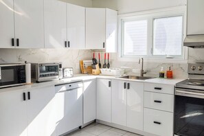 Private kitchen - Spacious 4BDRS Entire House near DT, Free Parking (Longueuil)