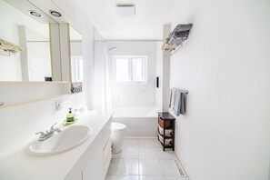 淋浴设施、吹风机、毛巾、肥皂