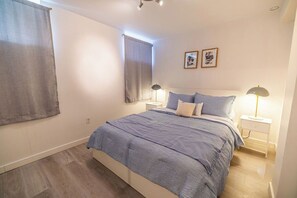 Tabla de planchar con plancha, internet y ropa de cama