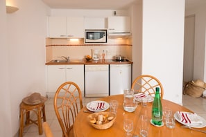 A compact kitchen with white cabinets, a microwave, a coffee maker, and a dishwasher. - R Sidence Alizea Beach 3p6 sea View (Valras-Plage)
