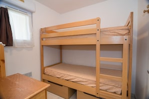 A bunk bed with a wooden frame and a mattress. - R Sidence Alizea Beach 3p6 sea View (Valras-Plage)