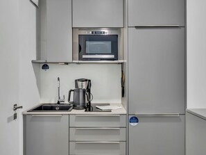 Fridge, microwave, dishwasher, cookware/dishes/utensils