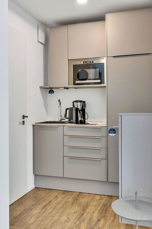 Fridge, microwave, dishwasher, cookware/dishes/utensils