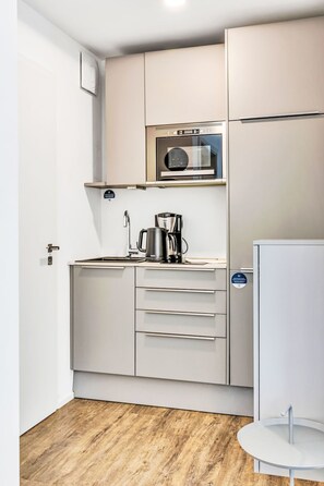 Kühlschrank, Mikrowelle, Geschirrspüler, Kochgeschirr/Geschirr/Besteck