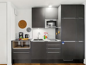 Refrigerador, microondas, lavavajillas y utensilios de cocina