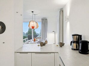 Jääkaappi, mikroaaltouuni, uuni, astianpesukone