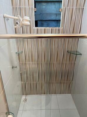 Toallas, jabón, papel de baño 